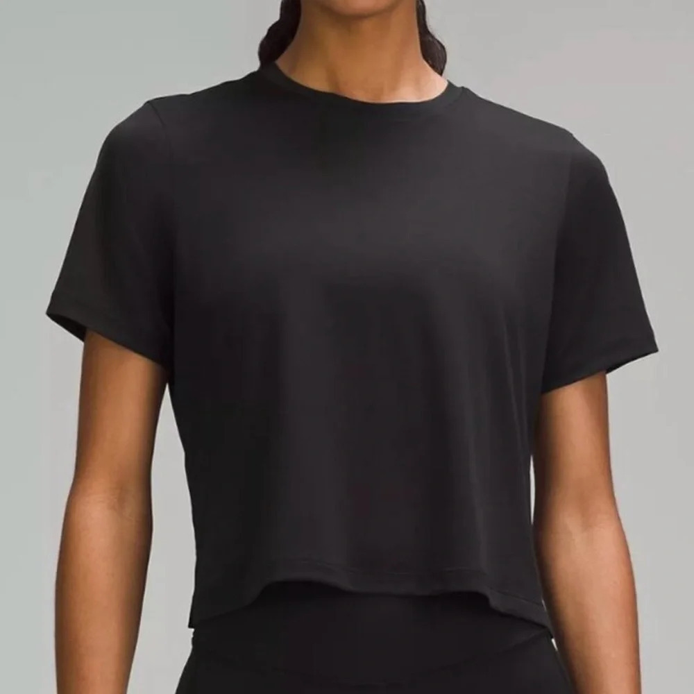 NWT  LULULEMON Ultralight hip length t-shirt, black size 10